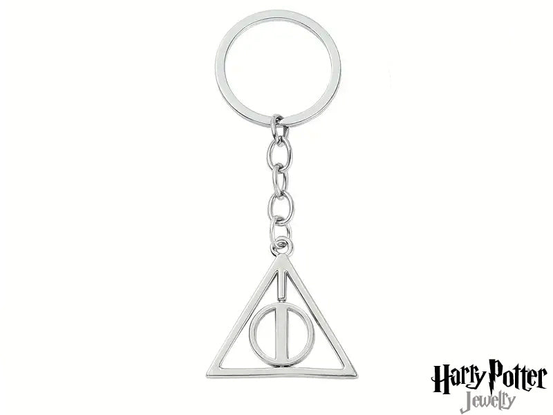Porta con te il simbolo più potente del mondo magico con questo splendido portachiavi. Il logo dei Doni della Morte, con il cerchietto girevole, è un omaggio alla saga di Harry Potter. Un accessorio elegante e misterioso, perfetto per ogni fan.