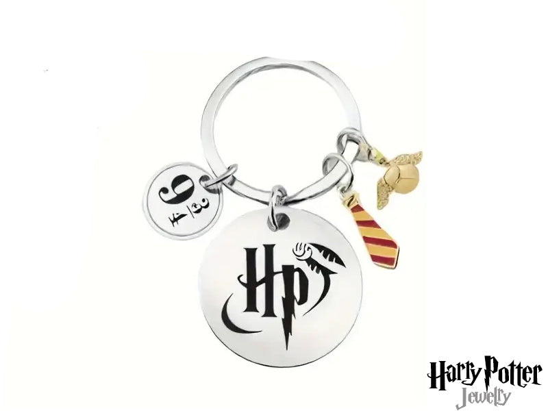 Un tesoro per i veri appassionati di Harry Potter! Questo portachiavi include quattro simboli iconici: la moneta 9 e ¾ per il viaggio, il Boccino d'Oro per la fortuna, la cravatta per lo stile di Hogwarts e la medaglia con la dedica speciale 'Du Bist Mein Lieblings Muggel'. Un accessorio unico e pieno di significato."