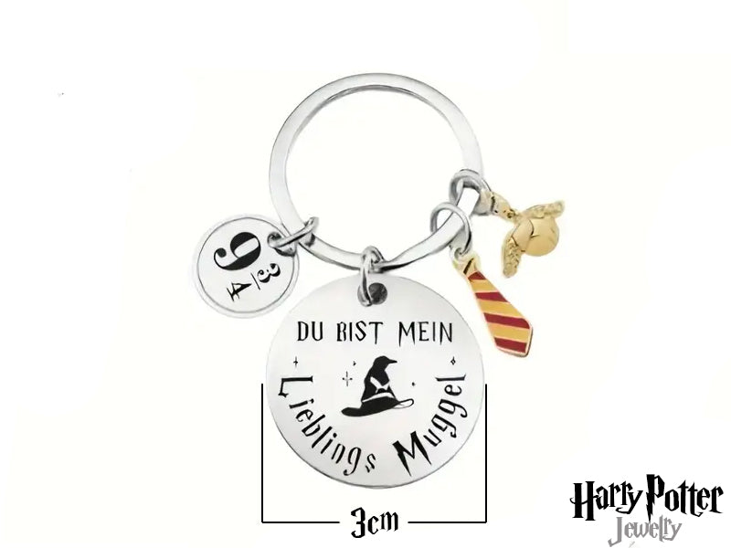 Questo portachiavi è realizzato in acciaio inossidabile di alta qualità, resistente e durevole. I quattro pendenti includono: una moneta con l'incisione 9 e ¾, un Boccino d'Oro, una cravatta in stile Harry Potter e una medaglia con il logo HP e la frase 'Du Bist Mein Lieblings Muggel'. Un regalo perfetto per ogni fan e per esprimere il proprio amore.