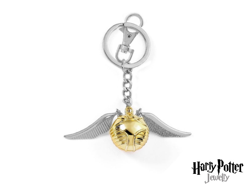 Porta con te la magia del Quidditch con questo splendido portachiavi. Il Boccino d'Oro, con le sue ali argentate, è un simbolo iconico del mondo di Harry Potter. Un accessorio elegante e pieno di significato, perfetto per ogni fan