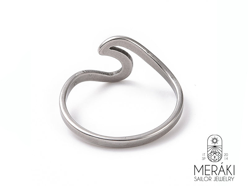 Lasciati trasportare dalle onde magiche di questo anello. Ogni curva sinuosa racconta una storia di viaggi marittimi, di misteri nascosti nelle profondità oceaniche e di sogni che si infrangono sulla riva. Un gioiello che porta con sé un pizzico di magia e di mistero.