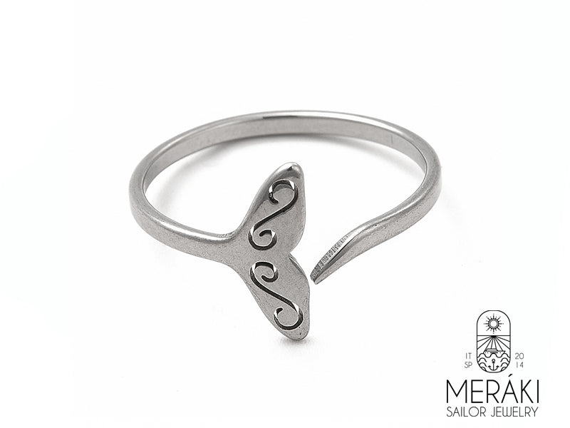 Indossa un pezzo di oceano! Questo anello a forma di coda di balena è perfetto per chi ama l'estate, il mare e... le balene! Un accessorio che farà "splash" (scusa il gioco di parole!).