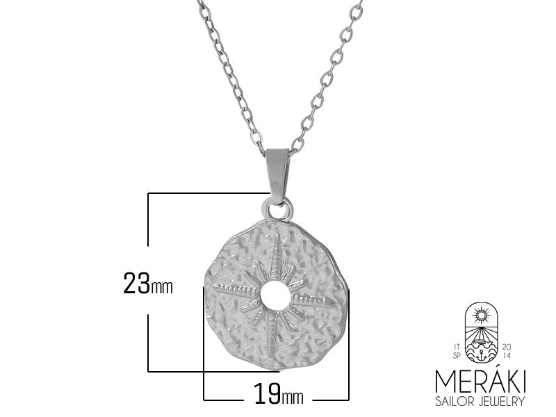 Questa collana non è solo un gioiello, è una mappa del tesoro! Indossa la Rosa dei Venti Meraki e preparati all'avventura... anche se l'unica destinazione è l'aperitivo con le amiche. Con il suo stile unico e la sua texture particolare, è perfetta per chi ama distinguersi con un tocco di ironia e stile.