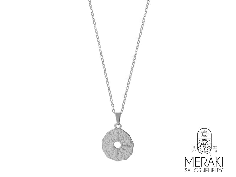 Lasciati guidare dalla tua stella polare, con la collana Meraki a Rosa dei Venti. Il suo design raffinato e la texture tattile evocano un senso di libertà e passione. Un simbolo di viaggi interiori ed esplorazione di sé, un gioiello che racchiude la tua anima avventurosa.