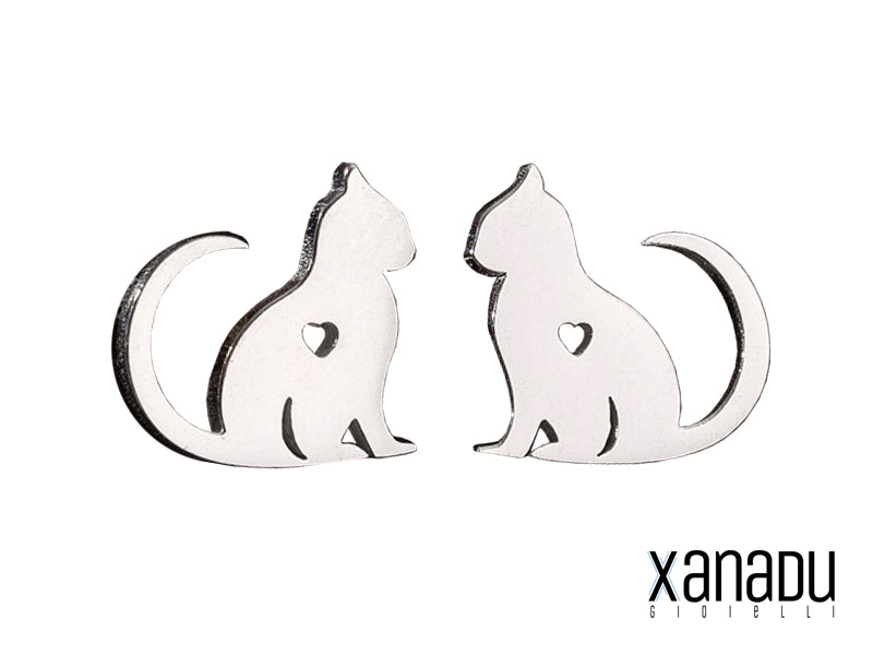 Questa coppia di orecchini presenta un design adorabile: un gattino realizzato in acciaio inossidabile. Ogni orecchino include un piccolo cuore inciso, aggiungendo un tocco di tenerezza. Un accessorio perfetto per gli amanti dei gatti, ideale per completare qualsiasi outfit con un tocco di fascino felino