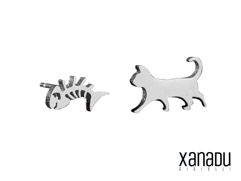 Questa coppia di orecchini presenta un design giocoso e originale: un orecchino a forma di gattino e l'altro a forma di lisca di pesce, entrambi realizzati in acciaio inossidabile. Un accessorio perfetto per gli amanti dei gatti e del mare, ideale per completare qualsiasi outfit con un tocco di leggerezza e divertimento.
