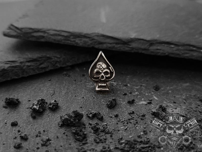 Mono orecchino Poker Game con teschio