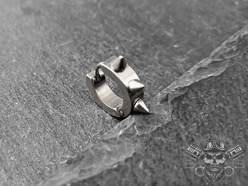 Orecchino a cerchio borchiato frontalmente