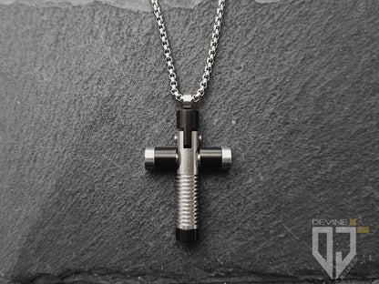 Abbiamo unito il tema della religione e della moda in questa collana Rocker Cross, realizzata con maglia e pendente in acciaio inossidabile con dettagli smaltati in nero per fornire il giusto contrasto all'acciaio zigrinato