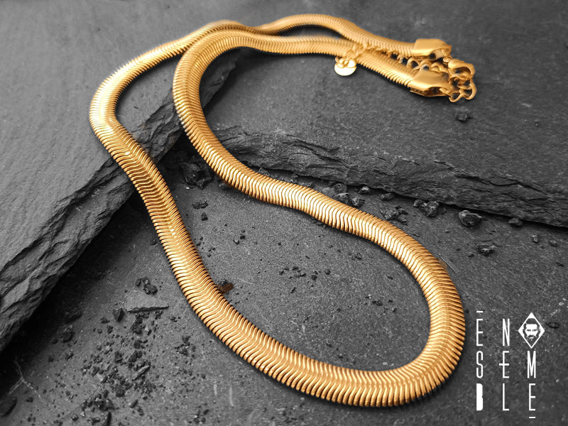 La collana Snake Flat è un gioiello unico: leggero e flessibile, è caratterizzato da una preziosa maglia metallica in cui scorre un’anima morbida e malleabile. In questa versione, la maglia è in acciaio dorato da 6 mm e la lunghezza è perfetta per essere modellata intorno al collo. Un gioiello dal carattere maschile e dallo stile unisex adatto anche a un pubblico femminile dalla forte personalità.