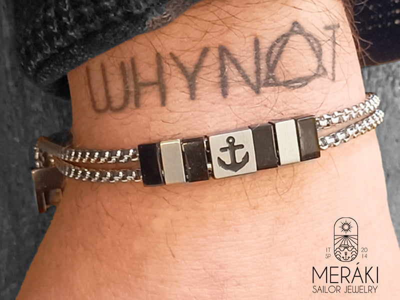  design semplice ed elegante, non eccessivo, ma con dettagli unici che gli conferiscono un aspetto di classe.