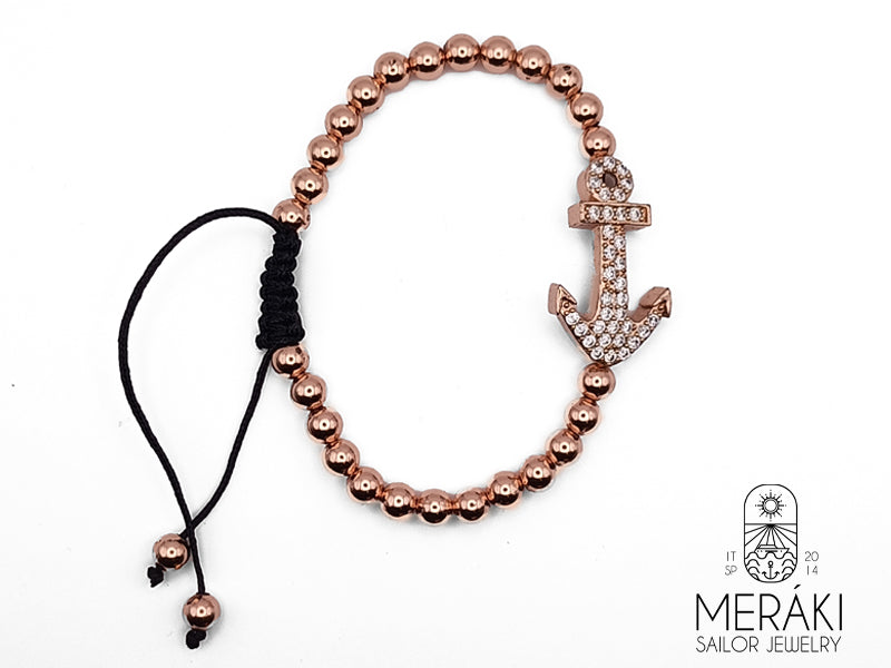 Ti proponiamo il bracciale Darkwate in stile marinaro, caratterizzato da cordino cerato nero, perline e ancora con zirconi in acciaio