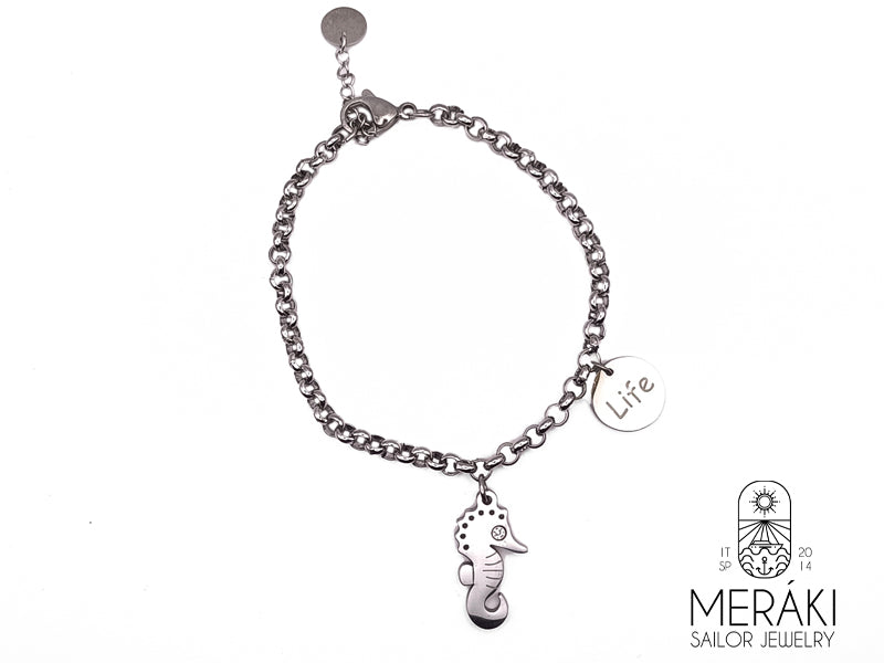 Bracciale da donna realizzato con catena maglia rolo, ciondolo a forma di cavalluccio marino e scritta Life