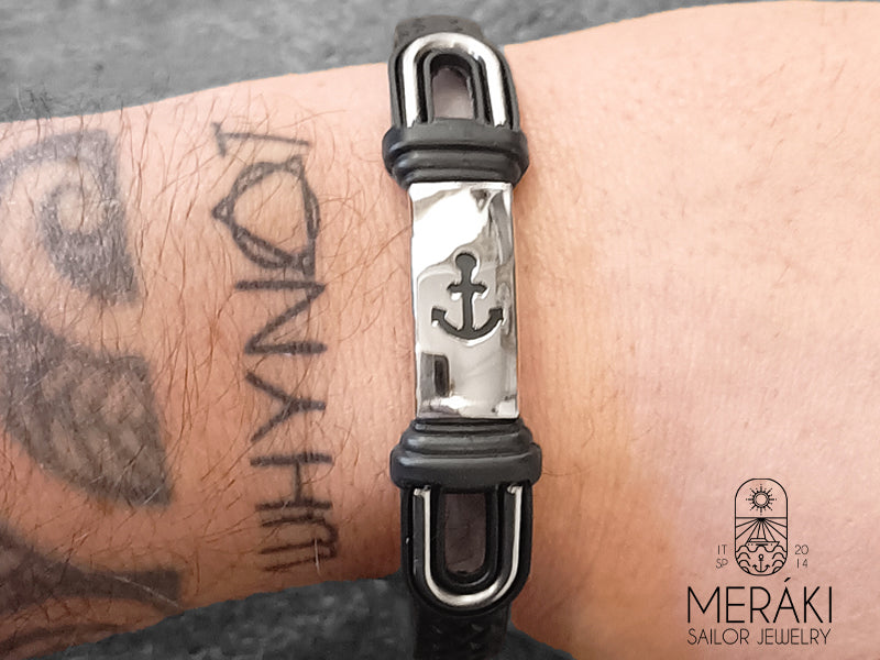 Guida il tuo stile nella giusta direzione con questo bracciale con ancora in acciaio.