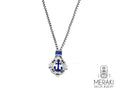 Collana in acciaio inossidabile lucidato, dal design insolito. Il pendente a cappio è a forma di ancora blu, al di sotto della quale figurano i punti cardinali che rendono ancor più maschile questa collana.