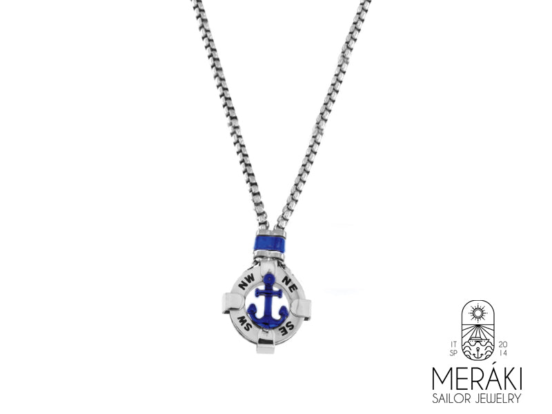 Collana in acciaio inossidabile lucidato, dal design insolito. Il pendente a cappio è a forma di ancora blu, al di sotto della quale figurano i punti cardinali che rendono ancor più maschile questa collana.