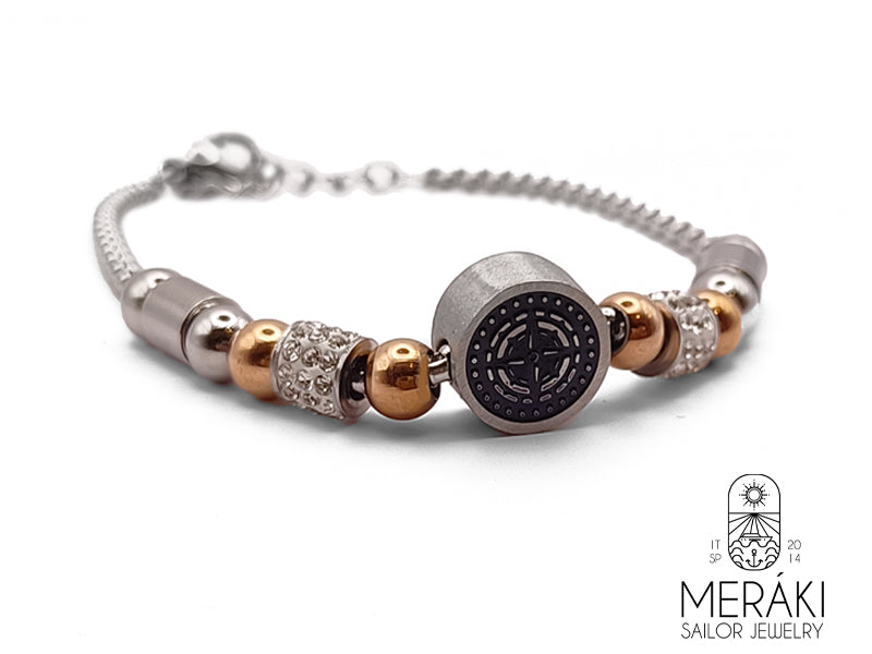Bracciale con rosa dei venti, luminosissime perle di cristalli trasparenti e perle in color oro rosa. In acciaio inossidabile, perfetto per essere portato al polso tutti i giorni!
