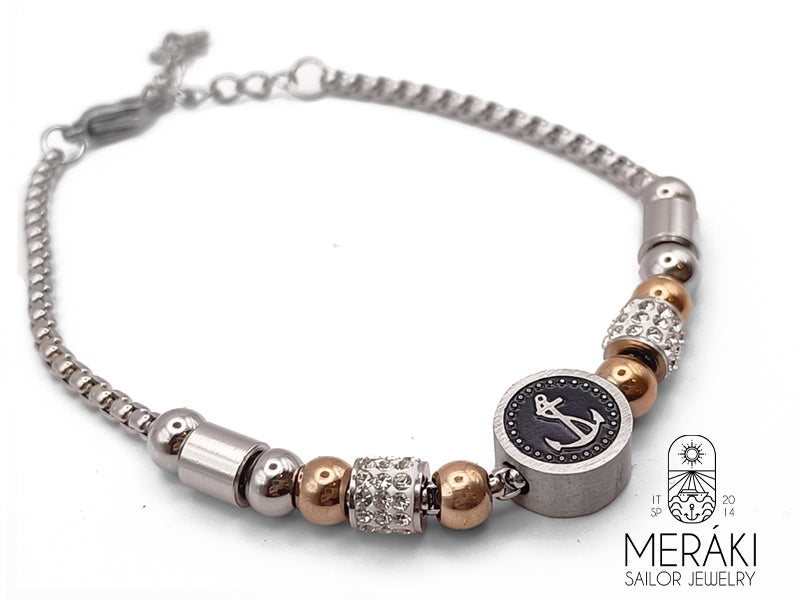 Bracciale con ancora, luminosissime perle di cristalli trasparenti e perle in color oro rosa. In acciaio inossidabile, perfetto per essere portato al polso tutti i giorni!