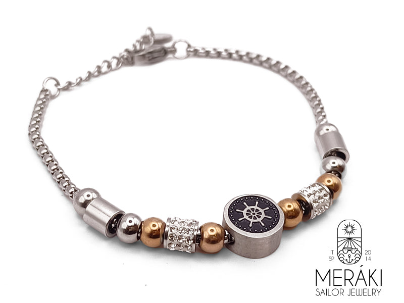 Bracciale con timone, luminosissime perle di cristalli trasparenti e perle in color oro rosa. In acciaio inossidabile, perfetto per essere portato al polso tutti i giorni!