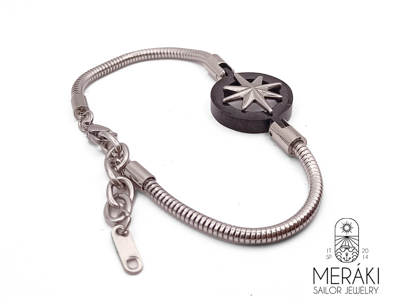Bracciale dal design nautico realizzato con base snake e charm centrale rosa dei venti dedicato a chi si lascia guidare dalle emozioni e dalle avventure e rappresenta la voglia di viaggiare 