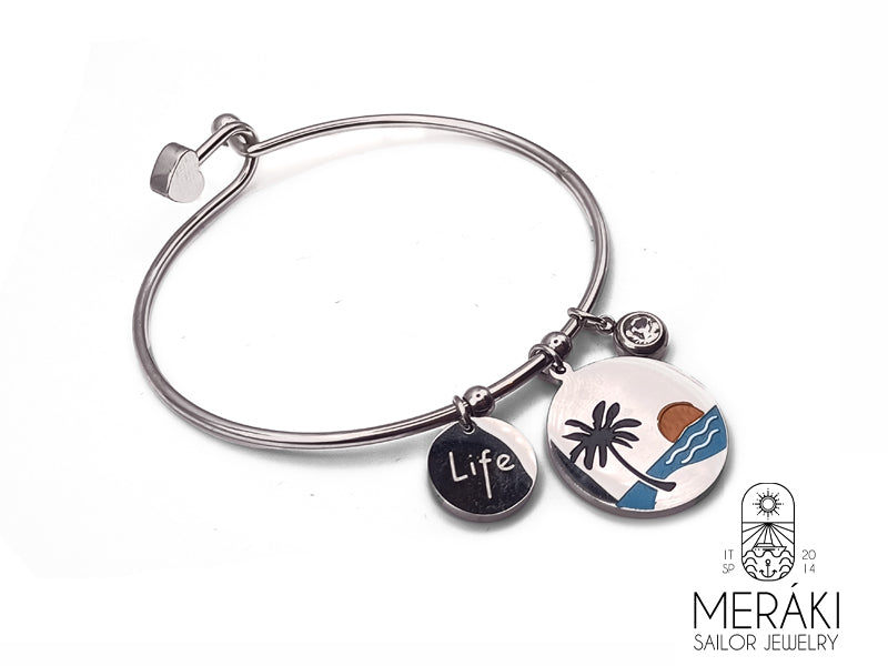 Bangle in acciaio con ciondolo Estate smaltato con incisa la frase "Summer is a state of mind" sul retro