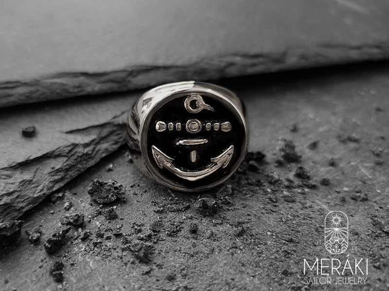 Anello da uomo marinaro Atabey in acciaio con ancora collezione Meraki Sailor Jewelry