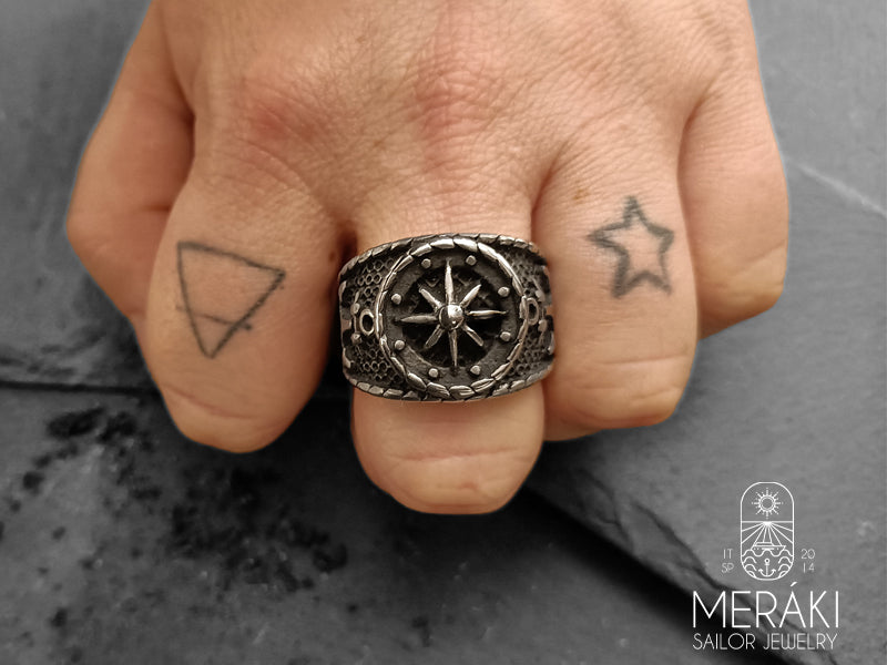 Anello Dipsi in acciaio con rosa dei venti e ancore