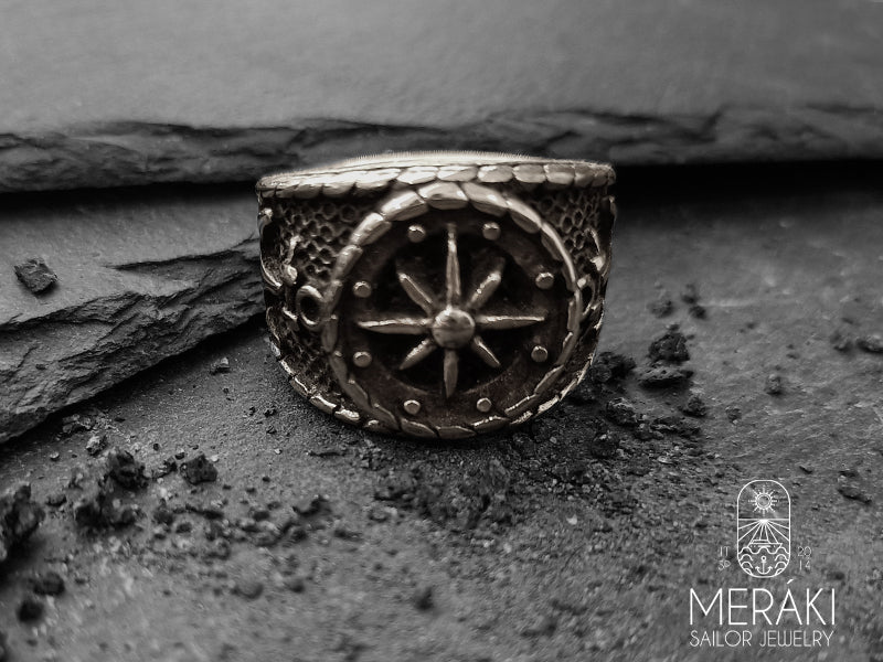 Meraki sailor jewelry anello Dipsi in acciaio con rosa dei venti e ancore laterali