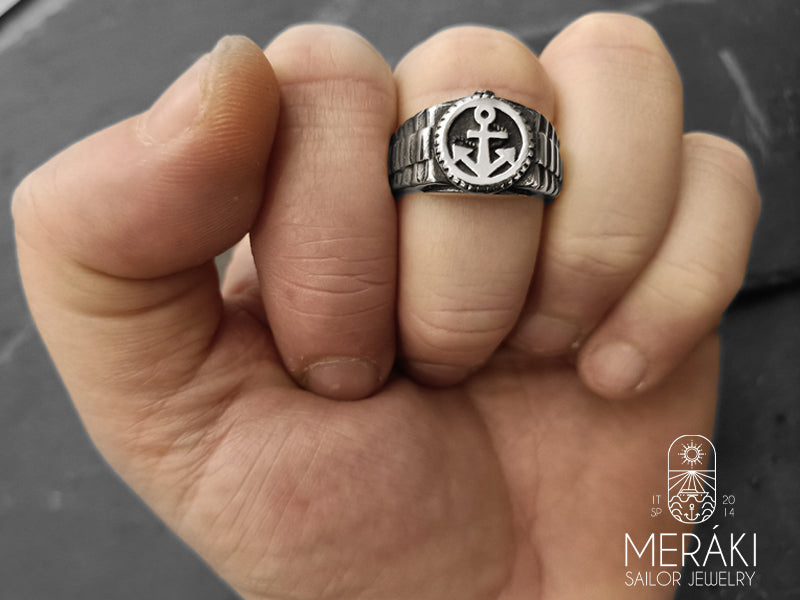 Meraki sailor jewelry Anello Eldoris chevalier con ancora e intarsi laterali