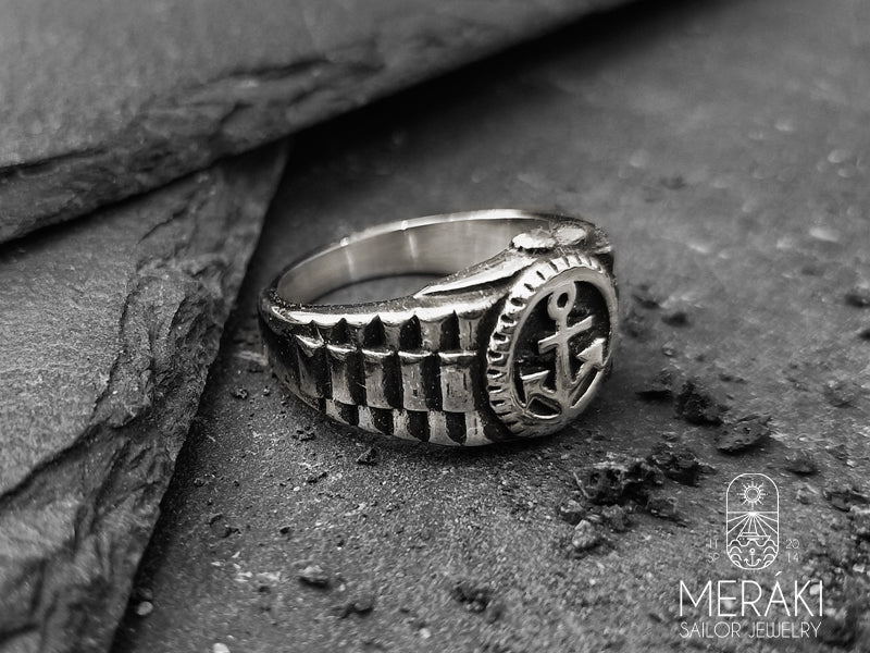 Anello Eldoris chevalier con ancora e intarsi laterali