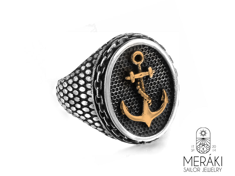 Anello ancora di una nave sulla parte frontale con dettagli neri che si abbinano magnificamente all'acciaio dorato dell'ancora