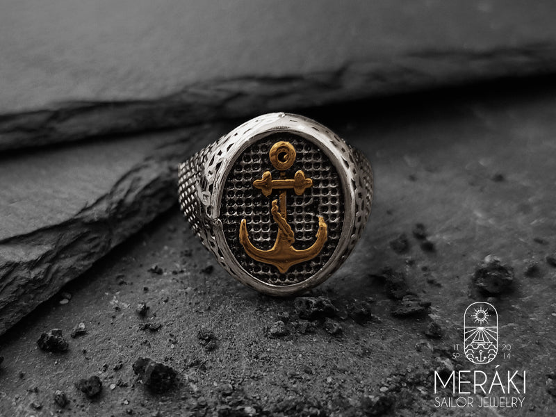 Anello Azariel squamato con ancora dorata