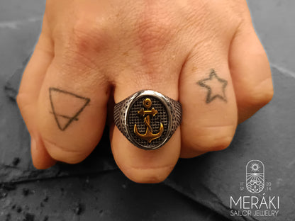 Meraki sailor jewelry anello Azariel in acciaio con cassa squamata e sigillo a forma di ancora centrale dorata