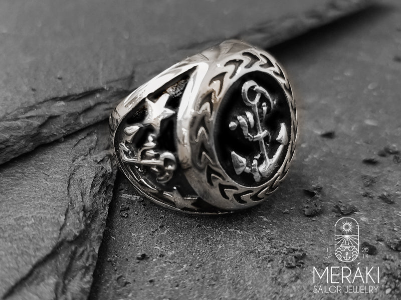 Anello destan con ancora centrale e lavorazione laterale