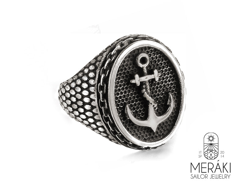 L'anello è in acciaio anticato, il processo di anticatura crea piu' contrasto di colore tra la parte lucida e la parte brunita.