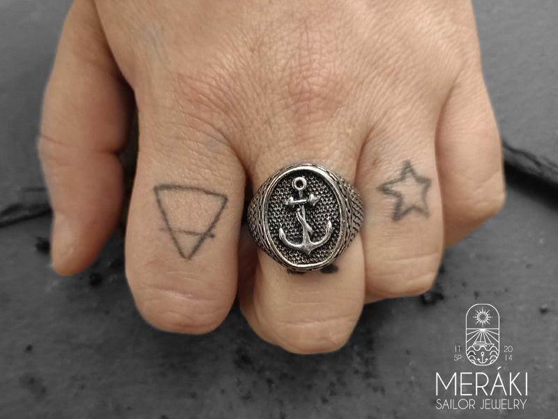 Anello Jaladri Chevalier con stemma ovale con ancora