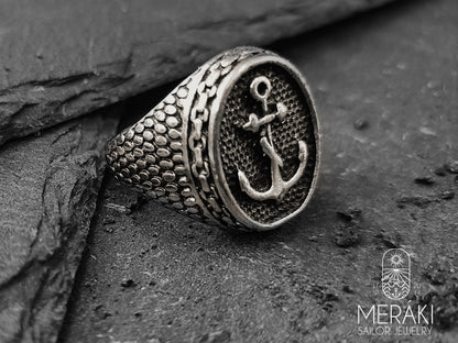 Meraki anello in acciaio Jaladri Chevalier con stemma ovale con ancora