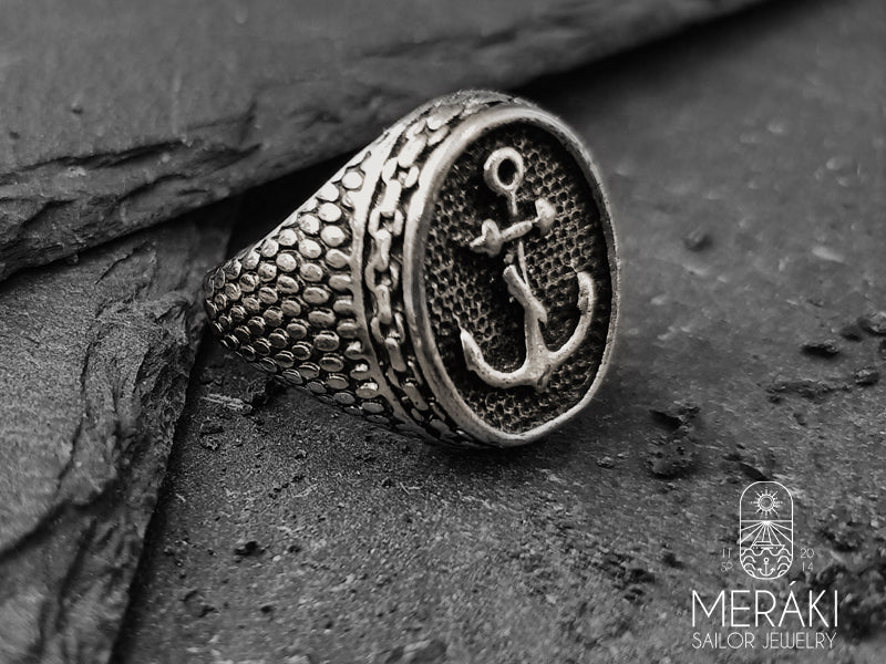 Meraki anello in acciaio Jaladri Chevalier con stemma ovale con ancora