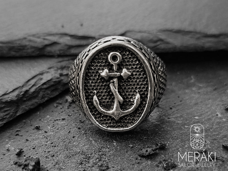 Anello squamato Chevalier con stemma ovale con ancora