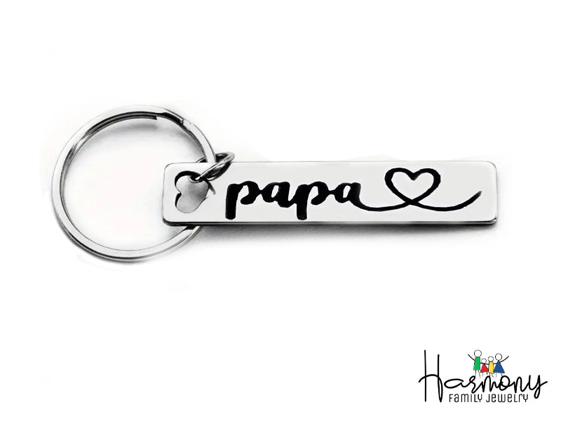 Questo portachiavi in acciaio inossidabile è un regalo semplice ma significativo per il tuo papà. La targhetta rettangolare, elegante e resistente, presenta l'incisione "I ♥ Papà", un messaggio che esprime l'amore e l'affetto che provi per lui. Il portachiavi è realizzato in acciaio inossidabile di alta qualità, resistente e durevole, perfetto per un regalo che durerà nel tempo.