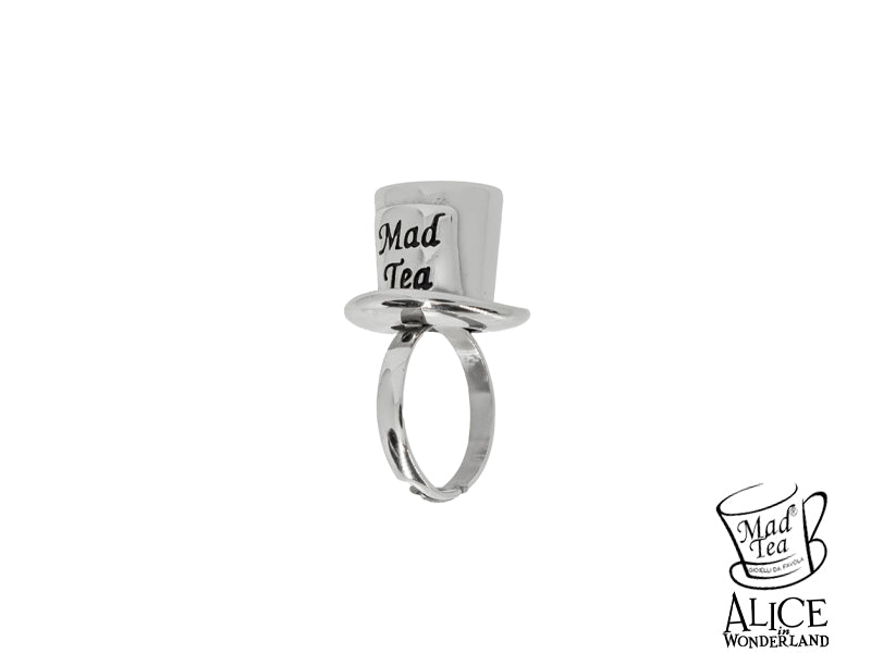 Anello con l’iconico cilindro del Cappellaio Matto simbolo che rappresenta lo spirito libero di chi vede il mondo con occhi diversi e sa che l’immaginazione è la chiave per trasformare ogni giorno in una meraviglia.