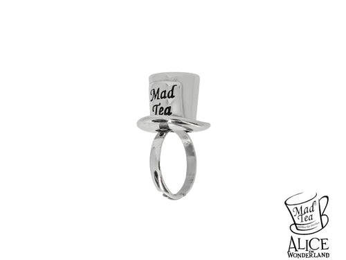 Anello con l’iconico cilindro del Cappellaio Matto simbolo che rappresenta lo spirito libero di chi vede il mondo con occhi diversi e sa che l’immaginazione è la chiave per trasformare ogni giorno in una meraviglia.