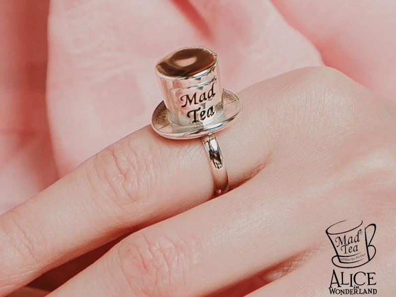 Questo anello è un omaggio al personaggio più eccentrico e indimenticabile di Alice in Wonderland: il Cappellaio Matto! Con il suo stile unico e la sua simpatia stravagante, il Cappellaio è diventato un simbolo di originalità e follia positiva. 