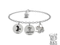 Questo bracciale è ispirato al simpatico concetto del “Non compleanno” del Cappellaio Matto che festeggiando insieme ad Alice ci ricorda che ogni giorno è straordinario e perfetto per brindare alla gioia e spensieratezza della vita. 