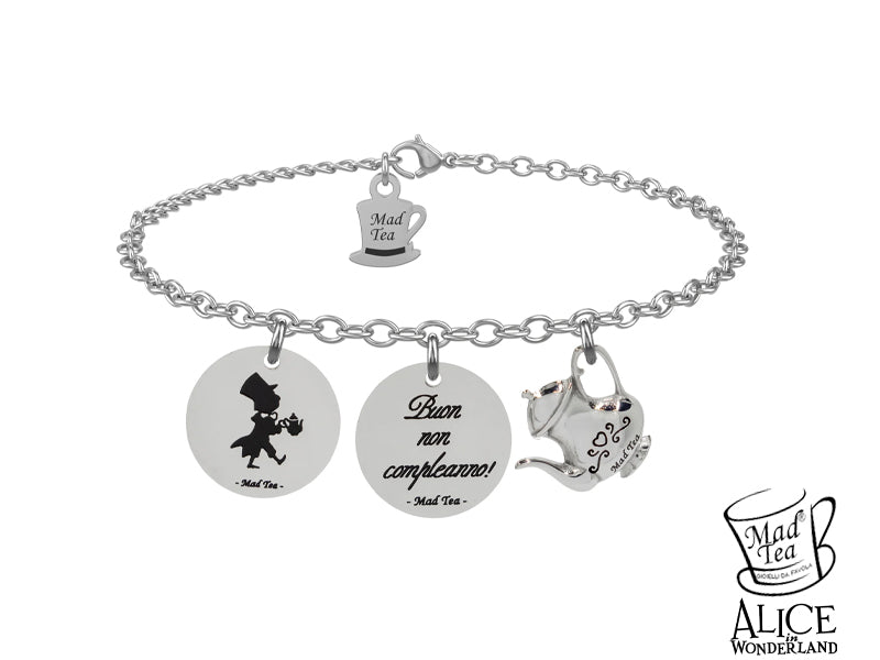 Questo bracciale è ispirato al simpatico concetto del “Non compleanno” del Cappellaio Matto che festeggiando insieme ad Alice ci ricorda che ogni giorno è straordinario e perfetto per brindare alla gioia e spensieratezza della vita. 