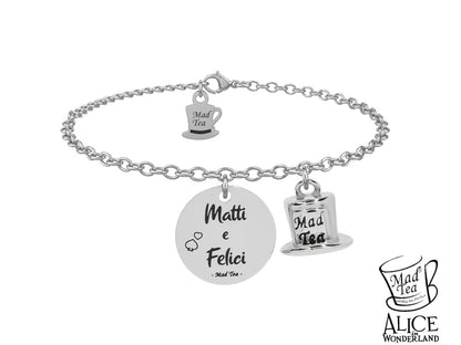 Questo bracciale celebra l’essenza di chi sa che la vera felicità nasce dal coraggio di essere un po’ folli. Come il Cappellaio Matto, che vede il mondo con occhi straordinari, questo simbolo è per chi abbraccia la vita con leggerezza e spirito sognatore.