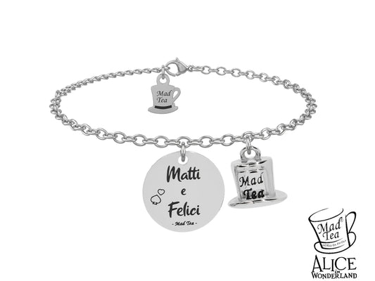 Questo bracciale celebra l’essenza di chi sa che la vera felicità nasce dal coraggio di essere un po’ folli. Come il Cappellaio Matto, che vede il mondo con occhi straordinari, questo simbolo è per chi abbraccia la vita con leggerezza e spirito sognatore.