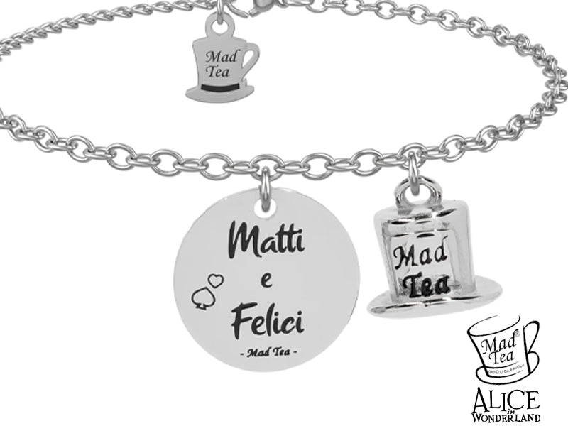 “Matti e Felici” non è solo un meraviglioso motto: è un manifesto di libertà, di chi sceglie di sorridere anche quando gli altri non capiscono, di chi trasforma la follia in magia e vive ogni giorno come una vera scoperta. 