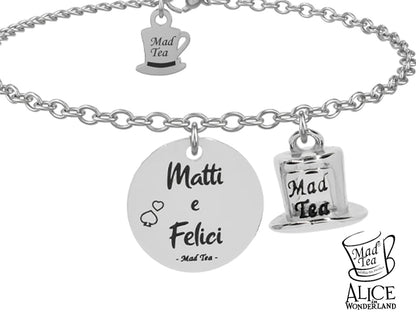 “Matti e Felici” non è solo un meraviglioso motto: è un manifesto di libertà, di chi sceglie di sorridere anche quando gli altri non capiscono, di chi trasforma la follia in magia e vive ogni giorno come una vera scoperta. 