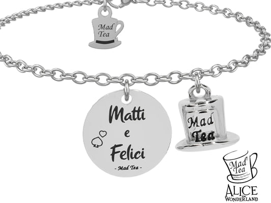 “Matti e Felici” non è solo un meraviglioso motto: è un manifesto di libertà, di chi sceglie di sorridere anche quando gli altri non capiscono, di chi trasforma la follia in magia e vive ogni giorno come una vera scoperta. 